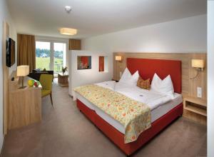 sypialnia z dużym łóżkiem i salonem w obiekcie Hotel Aberseehof w mieście St. Gilgen