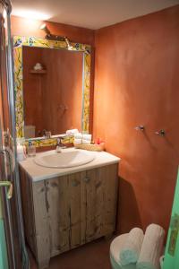 ハルキにあるVilla Klytiaのバスルーム(洗面台、鏡、トイレ付)