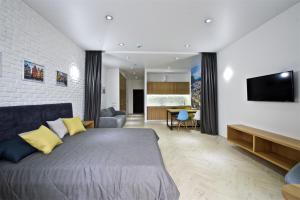 スヴェトロゴルスクにあるOld City Boutique Apartmentsのベッドルーム1室(ベッド1台付)、リビングルームが備わります。