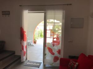 馬斯帕洛馬斯的住宿－Vista Faro 39，一间设有门的客房,可通往走廊