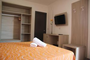Postel nebo postele na pokoji v ubytování ChrisMare Hotel