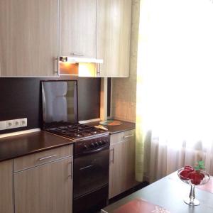 a kitchen with a stove and a counter top at Apartament na Vielikoy in Velikiy Novgorod