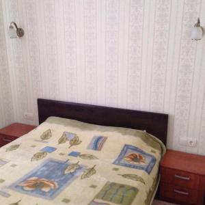 a bed with a comforter with crabs on it at Apartament na Vielikoy in Velikiy Novgorod