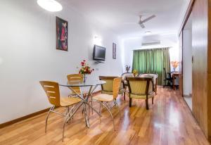 comedor y sala de estar con mesa y sillas en Octave Hotel - Double Road, en Bangalore