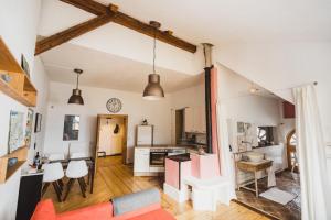 una sala de estar de planta abierta y una cocina con suelo de madera. en MOOKI Country Apartment, en Villach