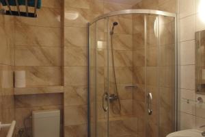 łazienka z prysznicem i toaletą w obiekcie Patio Apartamenty i Pokoje w mieście Niechorze