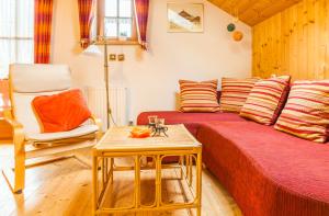 Sala de estar con 2 camas y mesa en Bergbauernhof Untermoos, en Taxenbach