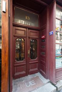 una entrada de madera a un edificio con dos puertas en Central Apartments, en Belgrado