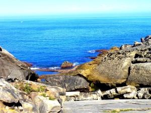 uma vista para o oceano a partir de um penhasco rochoso em Casa Rural Postigu em Hondarribia