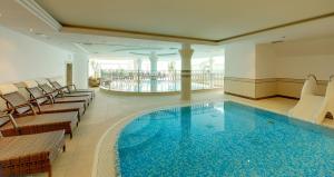 Bazén v ubytování Hotel Finkennest - Panoramic Garden Resort nebo v jeho okolí