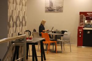 Reštaurácia alebo iné gastronomické zariadenie v ubytovaní Hostel City Center Gdynia