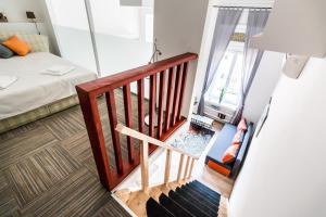 ブダペストにあるDream Home Apartmentの階段を上ってベッドルームとベッド1台へアクセスできます。