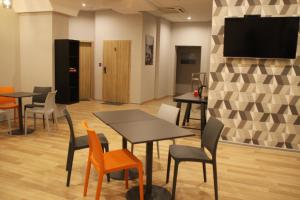 Televízia a/alebo spoločenská miestnosť v ubytovaní Hostel City Center Gdynia