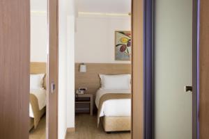 Ένα ή περισσότερα κρεβάτια σε δωμάτιο στο Golden Age Athens Hotel