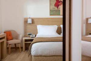 Ένα ή περισσότερα κρεβάτια σε δωμάτιο στο Golden Age Athens Hotel