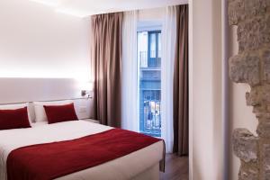 Posteľ alebo postele v izbe v ubytovaní Hotel Pompaelo Plaza del Ayuntamiento & Spa + 37 fotografií