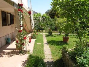 Vonkajšia záhrada v ubytovaní Apartments Ines