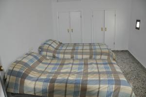 オルヒバにあるCasa Tamayoの白いキャビネット付きの部屋のベッド1台