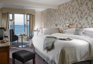 Кровать или кровати в номере Dunmore House Hotel