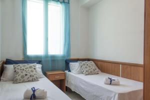 duas camas num quarto com toalhas em Residence La Poesia - Direzione Salento em Torre dell'Orso
