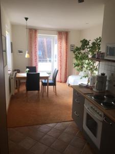 uma cozinha e sala de jantar com uma mesa e uma sala de jantar em Haus am Herrenwall em Esens