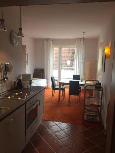 uma cozinha e sala de jantar com mesa e cadeiras em Haus am Herrenwall em Esens