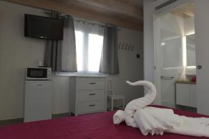 Televízia a/alebo spoločenská miestnosť v ubytovaní B&B LADY JOLANDA