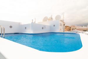 basen na dachu domu w obiekcie Carabeillo 13 Apartments Casasol w mieście Nerja