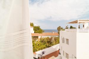 widok na ocean z balkonu budynku w obiekcie Carabeillo 13 Apartments Casasol w mieście Nerja
