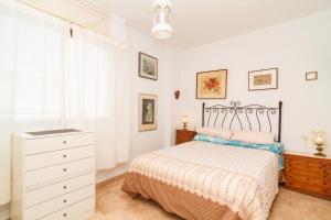sypialnia z łóżkiem, komodą i oknem w obiekcie Carabeillo 13 Apartments Casasol w mieście Nerja +17 zdjęć