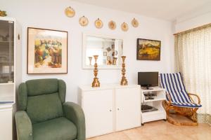 salon z krzesłem i komputerem w obiekcie Carabeillo 13 Apartments Casasol w mieście Nerja