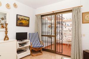Telewizja i/lub zestaw kina domowego w obiekcie Carabeillo 13 Apartments Casasol