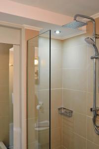 una ducha con puerta de cristal en un baño en Silde Studios & Apartments, en La Canea 31 fotos más