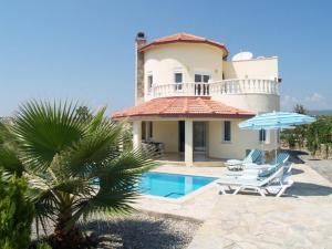uma villa com uma piscina e uma casa em Villa Mutlu em Avsallar