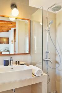 un baño con lavabo y ducha en Silde Studios & Apartments, en La Canea