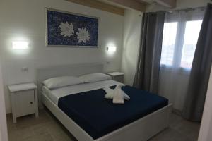 um quarto com uma cama com um urso de peluche em B&B LADY JOLANDA em Porto Cesareo