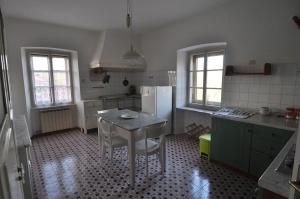 uma cozinha com uma mesa e um frigorífico em Panorama em Aurisina