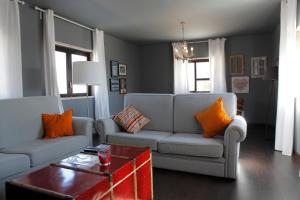 uma sala de estar com dois sofás e uma mesa de centro em Wallis Rato em Lisboa