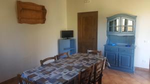 uma sala de jantar com uma mesa e um armário azul em Vecchio Baglio Cofano em Custonaci