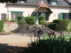 deux vélos garés devant une maison dans l'établissement Le Béguinage, à Cour-Cheverny