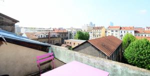een roze stoel op de rand van een gebouw bij Appart' Charmettes in Lyon