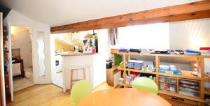 - une cuisine et une salle à manger avec une table et des chaises dans l'établissement Appart' Charmettes, à Lyon