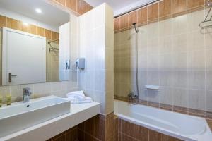 W łazience znajduje się umywalka i prysznic. w obiekcie Gaia Royal w Mastichárionie