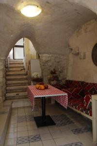 ein Zimmer mit einem Tisch und Obst darauf in der Unterkunft Mark House in Nazareth