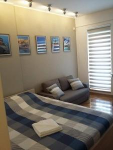 ein Wohnzimmer mit Sofa und blauem Sofa in der Unterkunft Lux Life Apartment in Belgrad