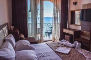 Sala de estar con cama y vistas al océano en Apartments Timoni, en Ulcinj