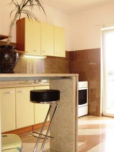 Kuchnia lub aneks kuchenny w obiekcie Apartments Karmen Pula