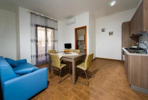 カステッランマーレ・デル・ゴルフォにあるIl Glicine Appartamenti & Roomsのリビングルーム(テーブル、青いソファ付)