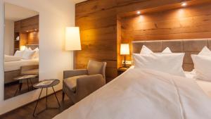 Postel nebo postele na pokoji v ubytování Bollenhuthotel Kirnbacher Hof