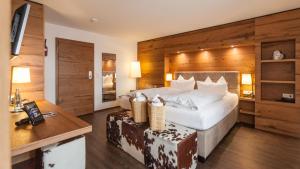 Postel nebo postele na pokoji v ubytování Bollenhuthotel Kirnbacher Hof